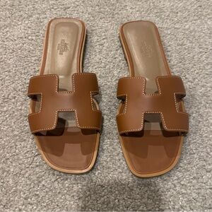 NEW IN BOX - Hermes Oran Sandal 
Gold Piqures Ecrues